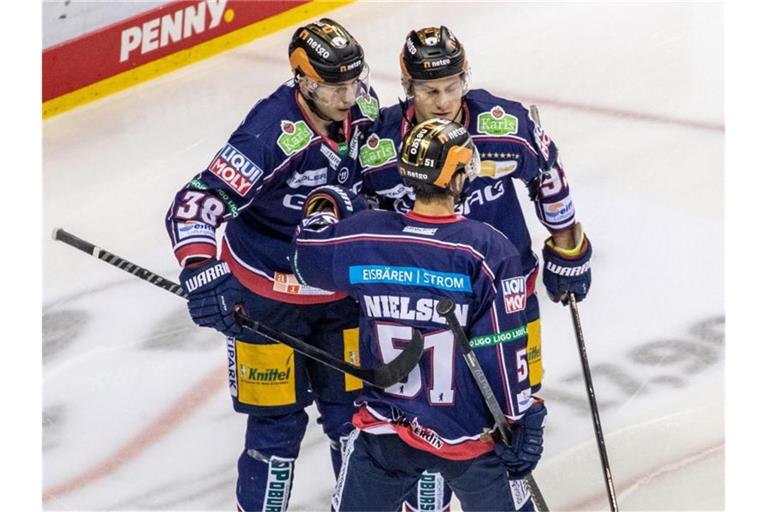 Berlins Frans Nielsen (vorne) jubelt mit Teamkollegen über einen Treffer. Foto: Andreas Gora/dpa