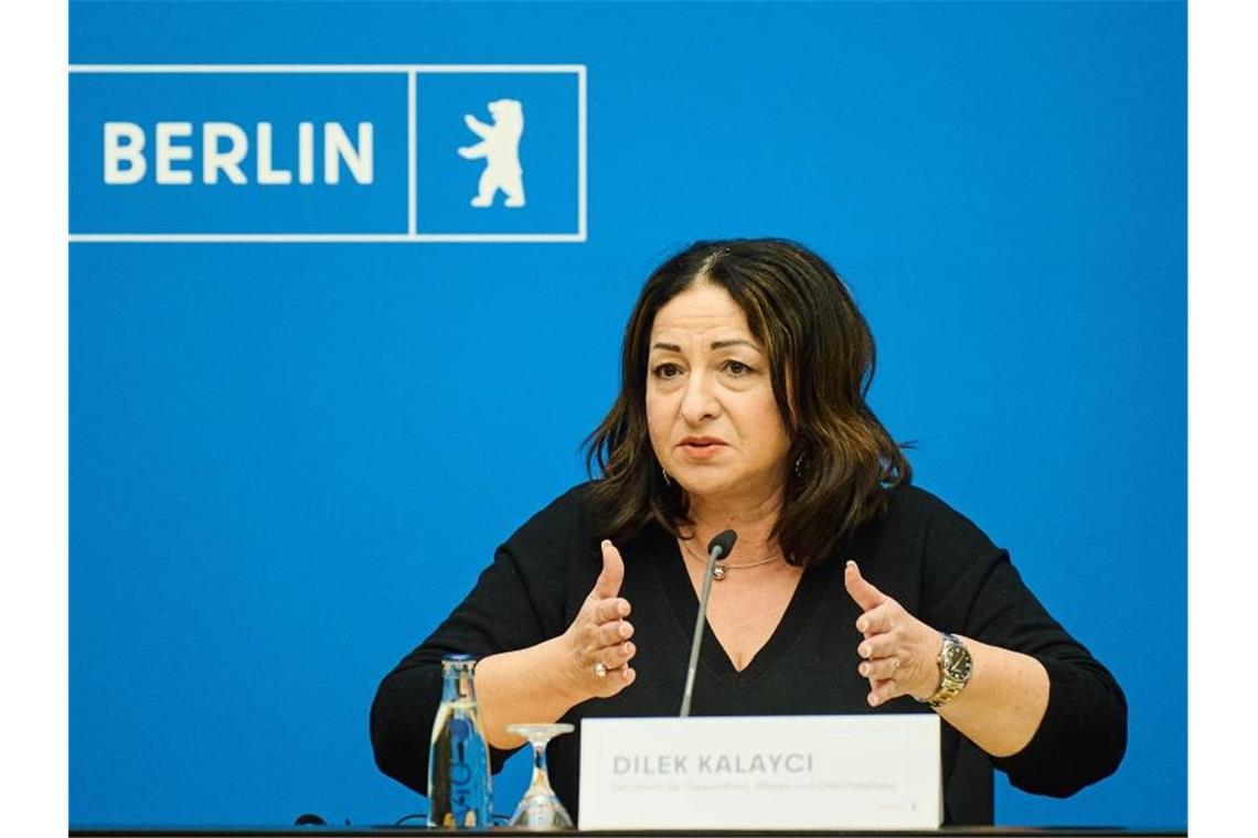 Berlins Gesundheitssenatorin Dilek Kalayci: „Insbesondere die niedergelassenen Ärzte, aber auch die Impfzentren müssen sich darauf verlassen können, dass der Impfstoff auch kommt, der bestellt wird.“. Foto: Annette Riedl/dpa