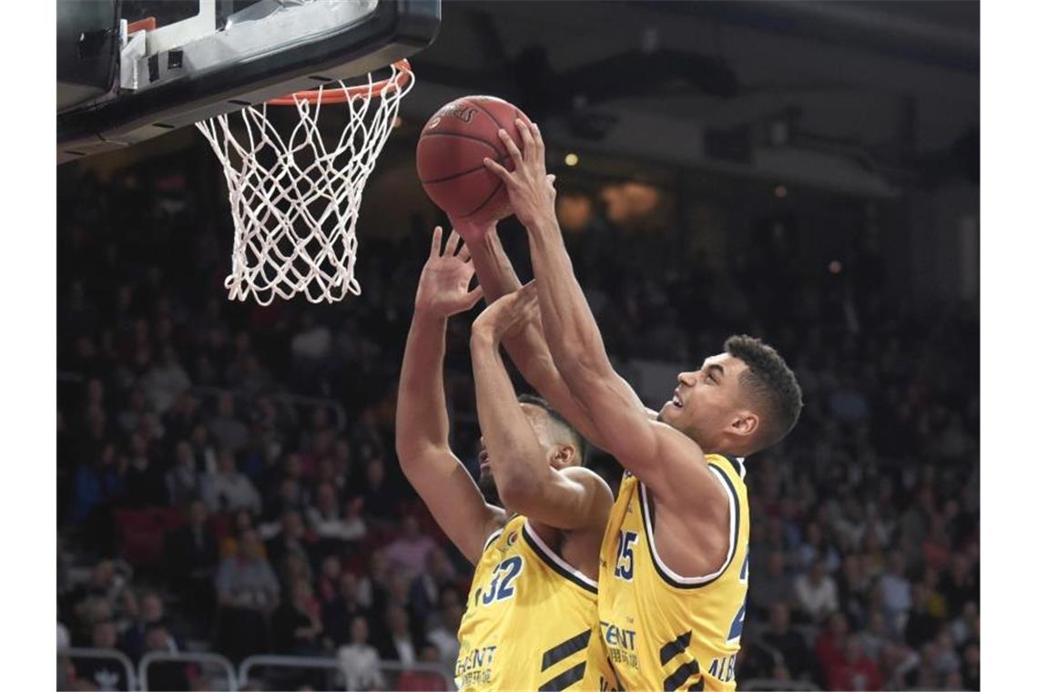 Berlins Johannes Thiemann (l) und Kenneth Ogbe beim Rebound. Foto: Nicolas Armer/dpa