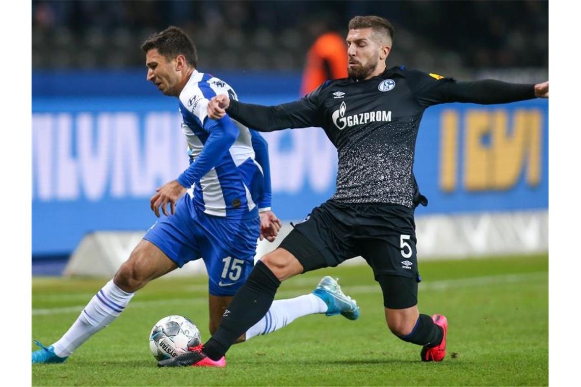Schalke bleibt nach Remis bei Hertha auf Platz sechs Berlins Marko Grujic (l) kämpft gegen Matija Nastasic von Schalke 04 um den Ball. Foto: Andreas Gora/dpa