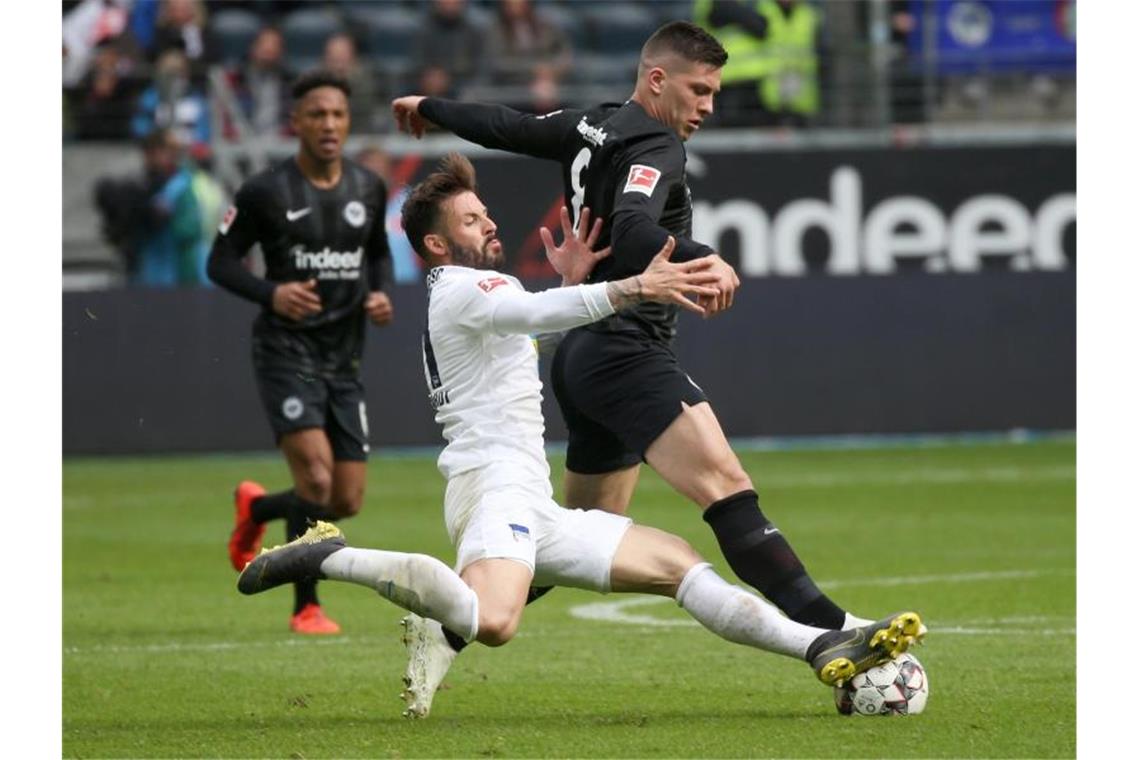 Berlins Marvin Plattenhardt (l) im Duell mit Eintracht-Spieler Luka Jovic: Am Freitag empfängt Frankfurt im Heimspiel Hertha. Foto: Thomas Frey/dpa