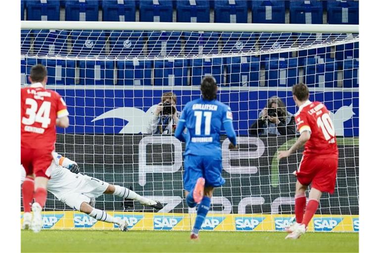 Berlins Max Kruse (r) schiesst das Elfmetertor zum 0:1. Foto: Uwe Anspach/dpa