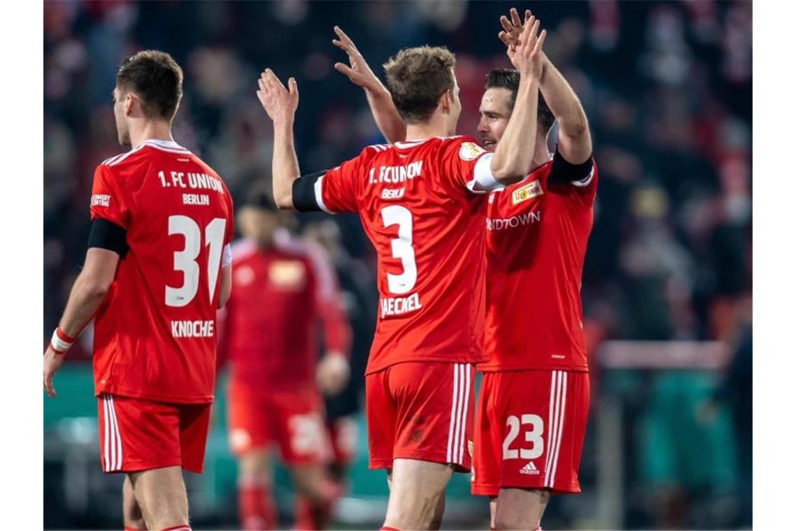 Austausch von Nettigkeiten: Union und St. Pauli loben sich Berlins Niko Gießelmann (r) klatscht sich nach dem Sieg mit Teamkollege Paul Jaeckel (M) ab. Foto: Andreas Gora/dpa