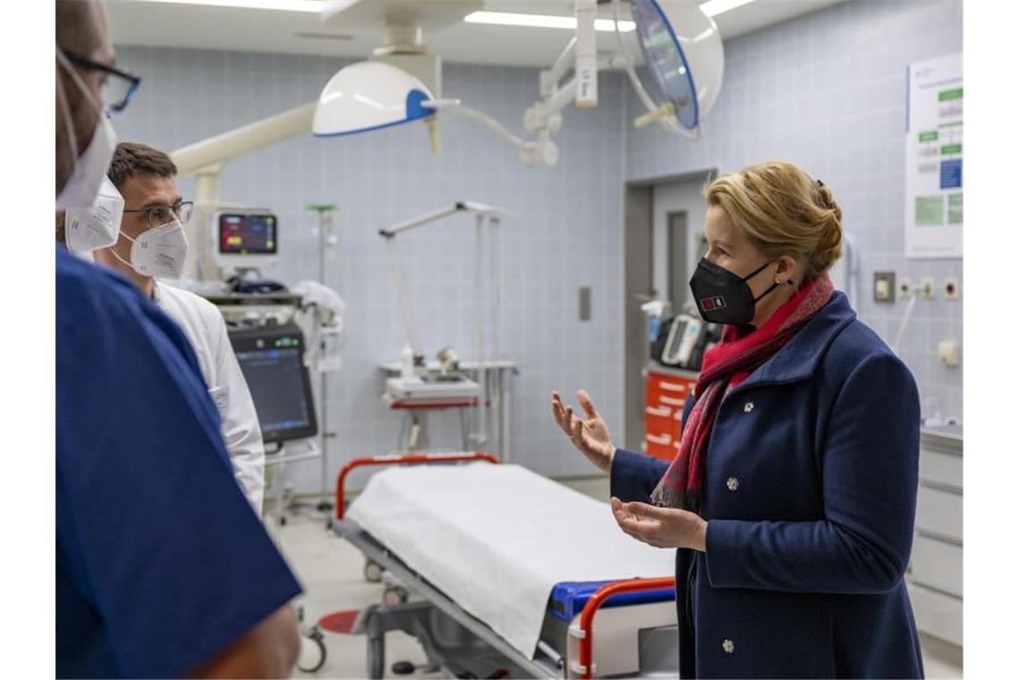 Berlin hat bundesweit höchste Corona-Inzidenz Berlins Regierende Bürgermeisterin Franziska Giffey (SPD, r) spricht mit Krankenhausmitarbeitern über die aktuelle Versorgungslage in Berlins Krankenhäusern. Foto: Monika Skolimowska/dpa-Zentralbild/dpa