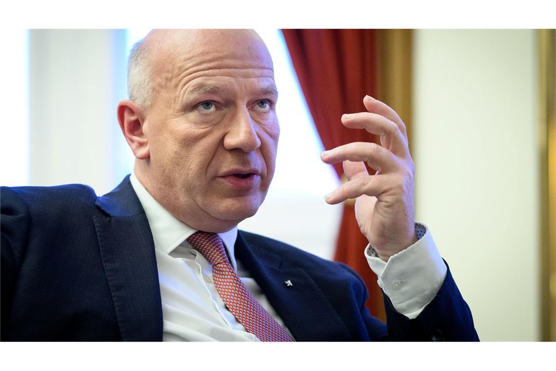 Berlins Regierender Bürgermeister Kai Wegner (CDU) sagt Silvester-Chaoten den Kampf an. (Archivbild)