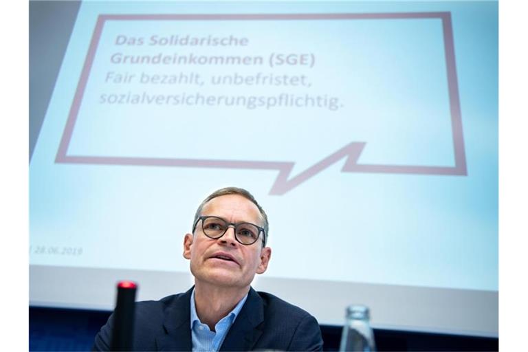 Berlins Regierender Bürgermeister Michael Müller äußert sich bei einer Pressekonferenz des Berliner Senats zu dem Modellprojekt zum solidarischen Grundeinkommen. Foto: Bernd von Jutrczenka/Archiv