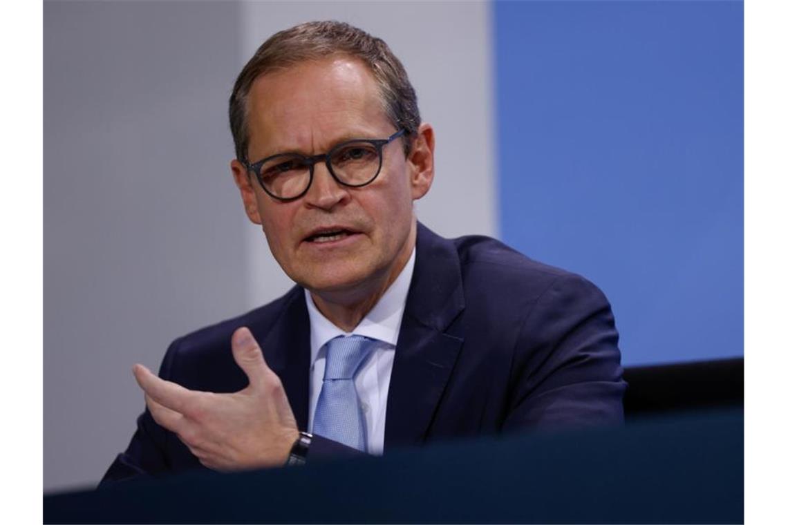 Längerer Teil-Lockdown absehbar - offene Fragen bei Schulen Berlins Regierender Bürgermeister Michael Müller: Corona-Maßnahmen können noch nicht aufgehoben werden. Foto: Odd Andersen/AFP/POOL/dpa