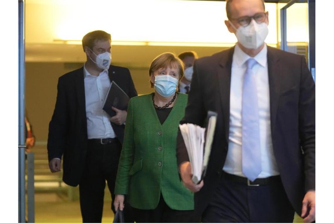 Berlins Regierender Bürgermeister Michael Müller (r), Kanzlerin Angela Merkel (M) und Bayerns Ministerpräsident Markus Söder nach der letzten Bund-Länder-Runde. Foto: Michael Kappeler/dpa/Pool/dpa