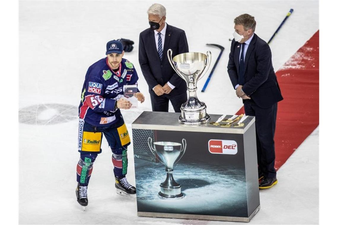 „Megageil“: Eisbären feiern Eishockey-Jubiläumstitel Berlins Ryan McKiernan (l) wurde als Playoff-MVP ausgezeichnet. Foto: Andreas Gora/dpa