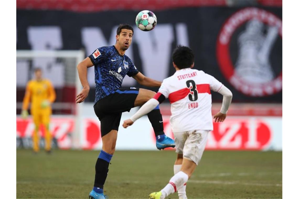 „Eine schöne Rückkehr“: Khedira mit Hertha 1:1 beim VfB Berlins Sami Khedira und Stuttgarts Wataru Endo (l-r.) im Duell um den Ball. Foto: Tom Weller/dpa