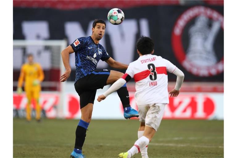 Berlins Sami Khedira und Stuttgarts Wataru Endo (l-r.) im Duell um den Ball. Foto: Tom Weller/dpa