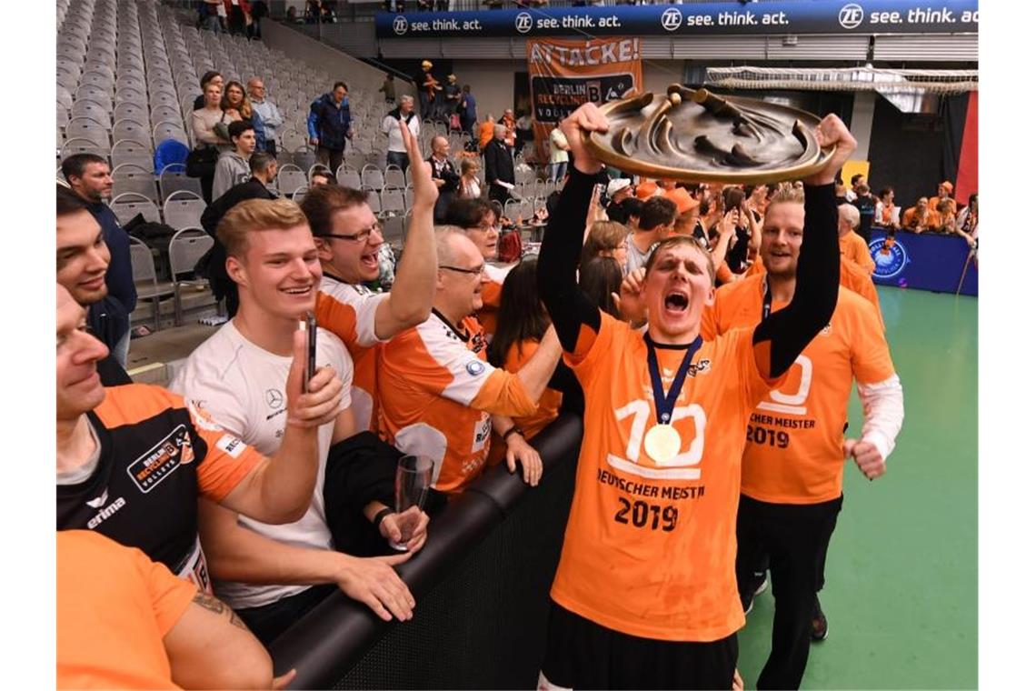 Berlin Volleys nach Sieg gegen Friedrichshafen Meister Berlins Sergei Grankin jubelt mit der Meisterschale in der Hand. Foto: Felix Kästle