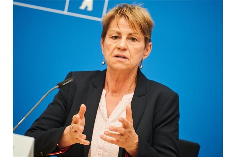Berlins Sozialsenatorin Elke Breitenbach (Linke) wandte sich gegen den Begriff des „Ehrenmords“ und wollte lieber von „Femizid“ sprechen. „Hinter all diesen Morden stehen patriarchale Strukturen.“. Foto: Annette Riedl/dpa