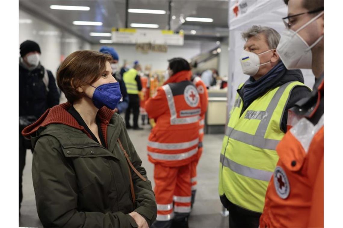 Berlins Sozialsenatorin Katja Kipping (l) spricht im Hauptbahnhof mit Helfern. Foto: Hannibal Hanschke/dpa