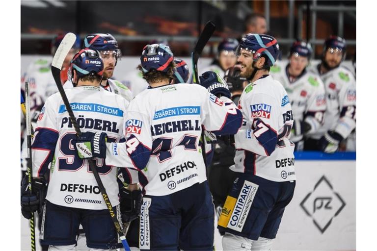 Berlins Spieler jubeln nach dem Tor zur 2:0-Führung durch Ryan McKiernan. Foto: Swen Pförtner/dpa