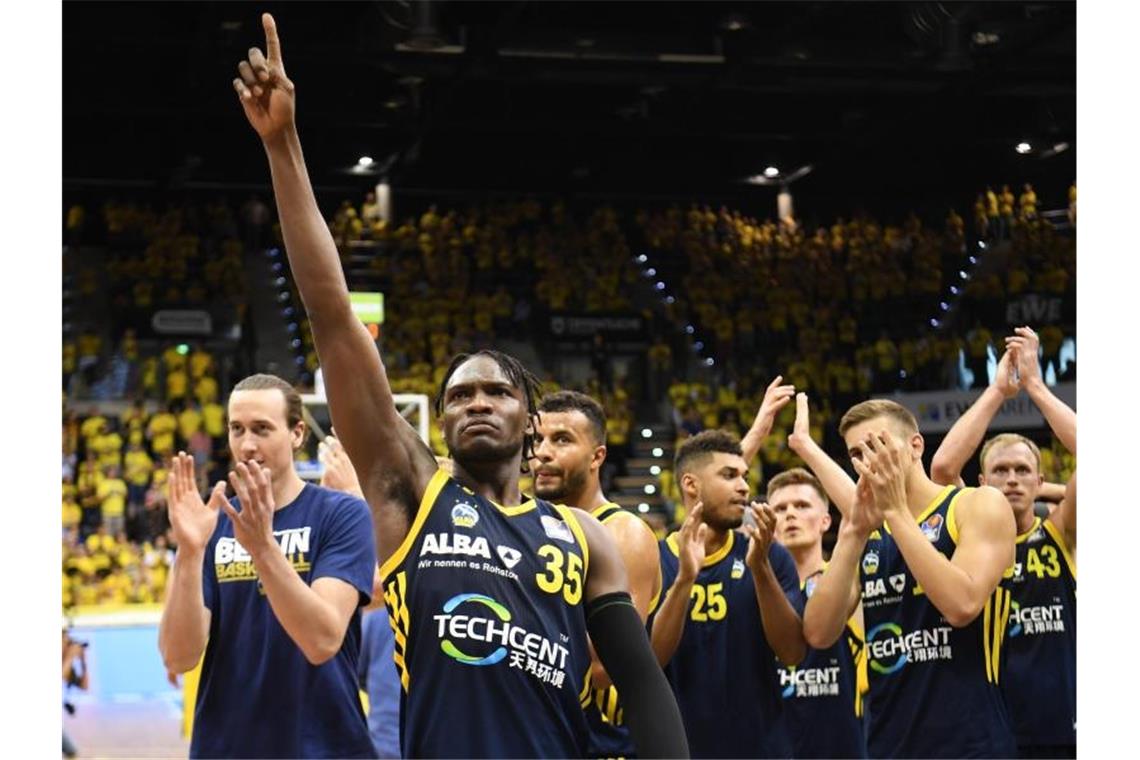 Berlins Spieler, vorne Landry Nnoko, bedanken sich nach dem Erreichen des Finales bei den mitgereisten Fans. Foto: Carmen Jaspersen