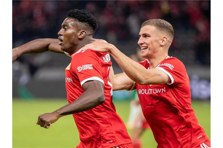 Berlins Taiwo Awoniyi (l) jubelt nach seinem 3:0 Treffer mit Teamkollegen Grischa Prömel. Foto: Andreas Gora/dpa