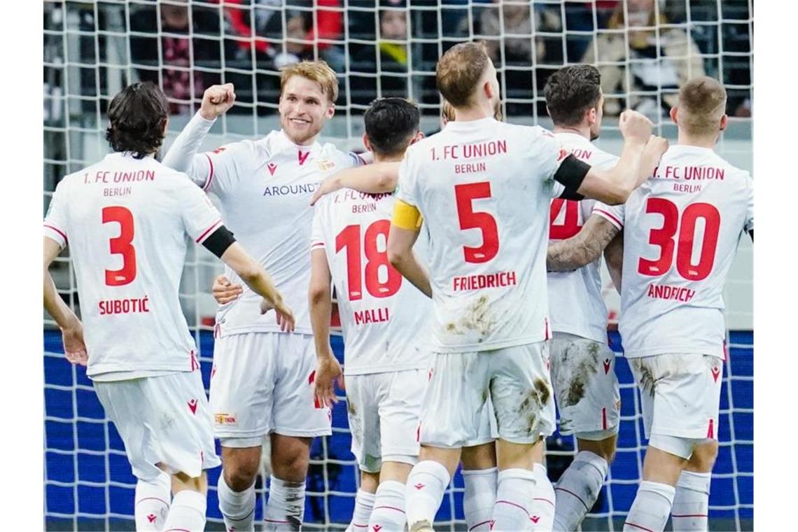 Union siegt in Frankfurt und überholt die Eintracht Berlins Torschütze Sebastian Andersson (2.v.l.) jubelt mit Mannschaftskollegen über sein Tor zum 1:0 gegen Eintracht Frankfurt. Foto: Uwe Anspach/dpa