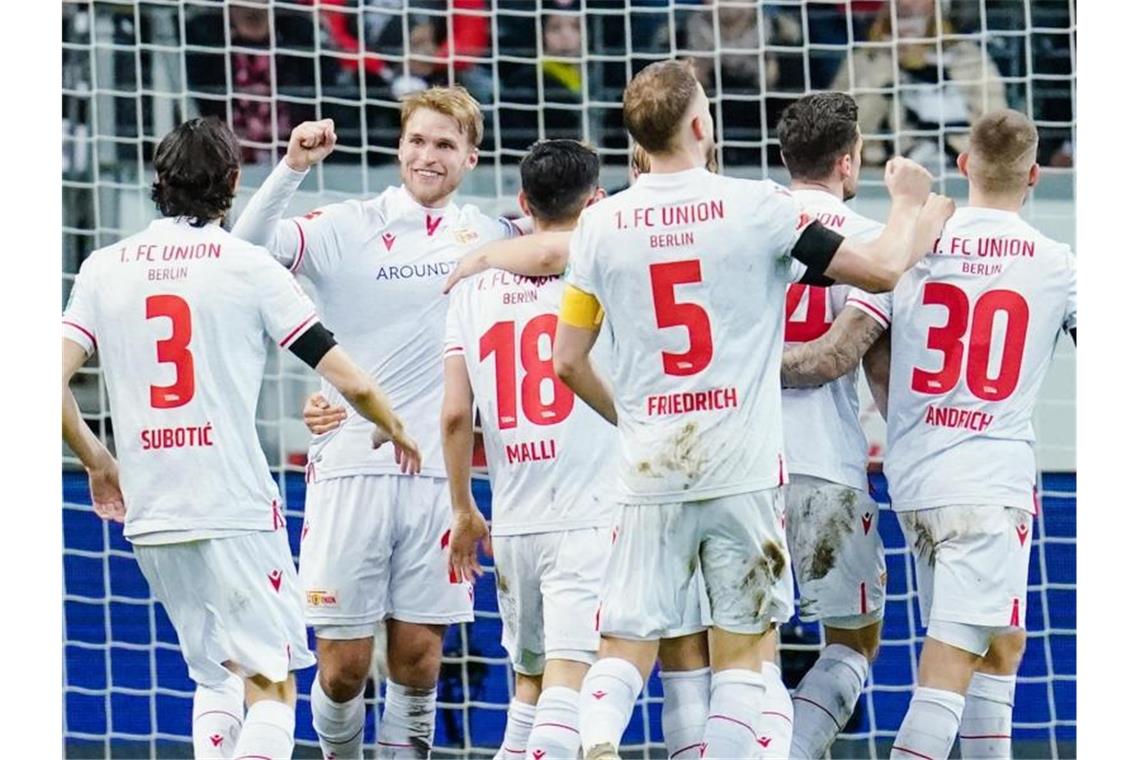 Berlins Torschütze Sebastian Andersson (2.v.l.) jubelt mit Mannschaftskollegen über sein Tor zum 1:0 gegen Eintracht Frankfurt. Foto: Uwe Anspach/dpa