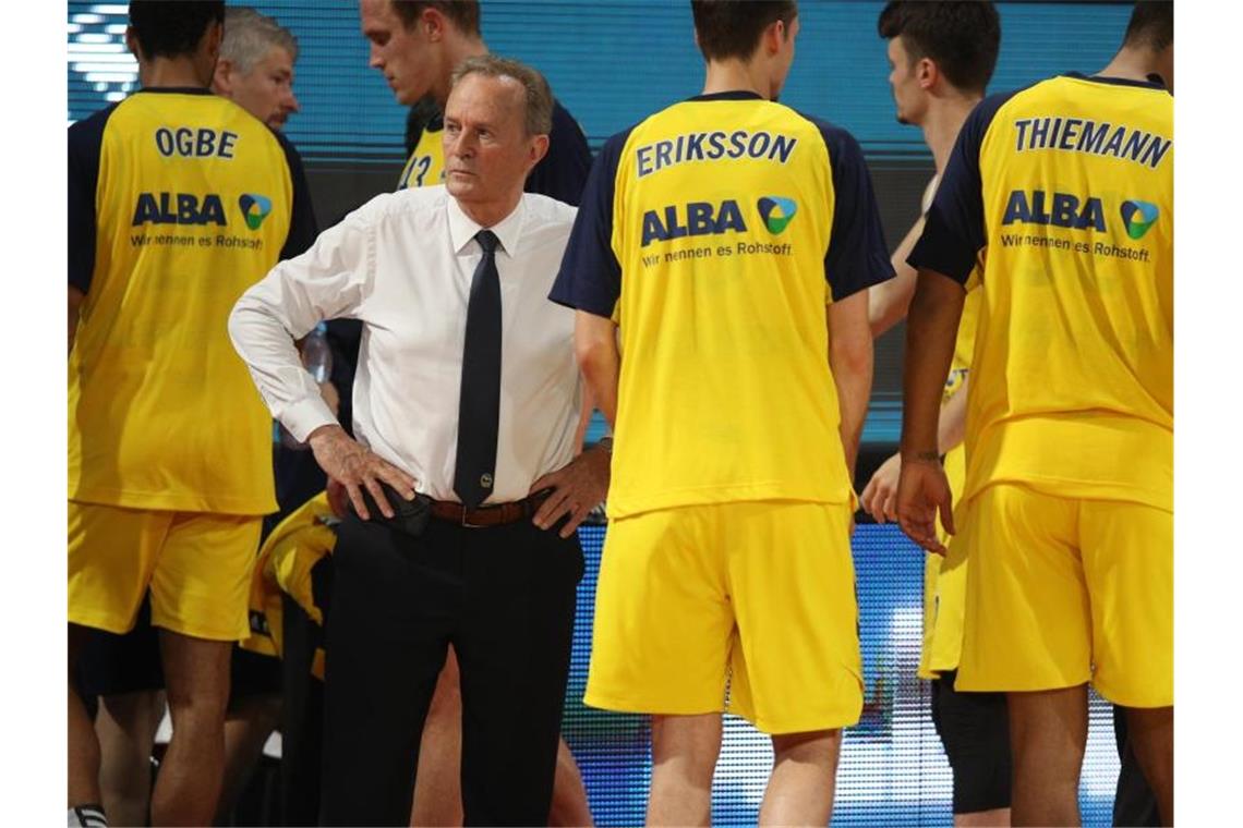 Alba warnt vor frühem Meisterjubel Berlins Trainer Aito Garcia Reneses (l) und seine Spieler. Foto: Adam Pretty/Getty Images Europe/Pool/dpa/Archivbild