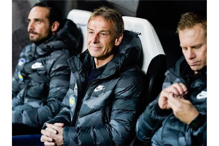 Berlins Trainer Jürgen Klinsmann (M) sieht die Hertha auf dem richtigen Weg. Foto: Uwe Anspach/dpa