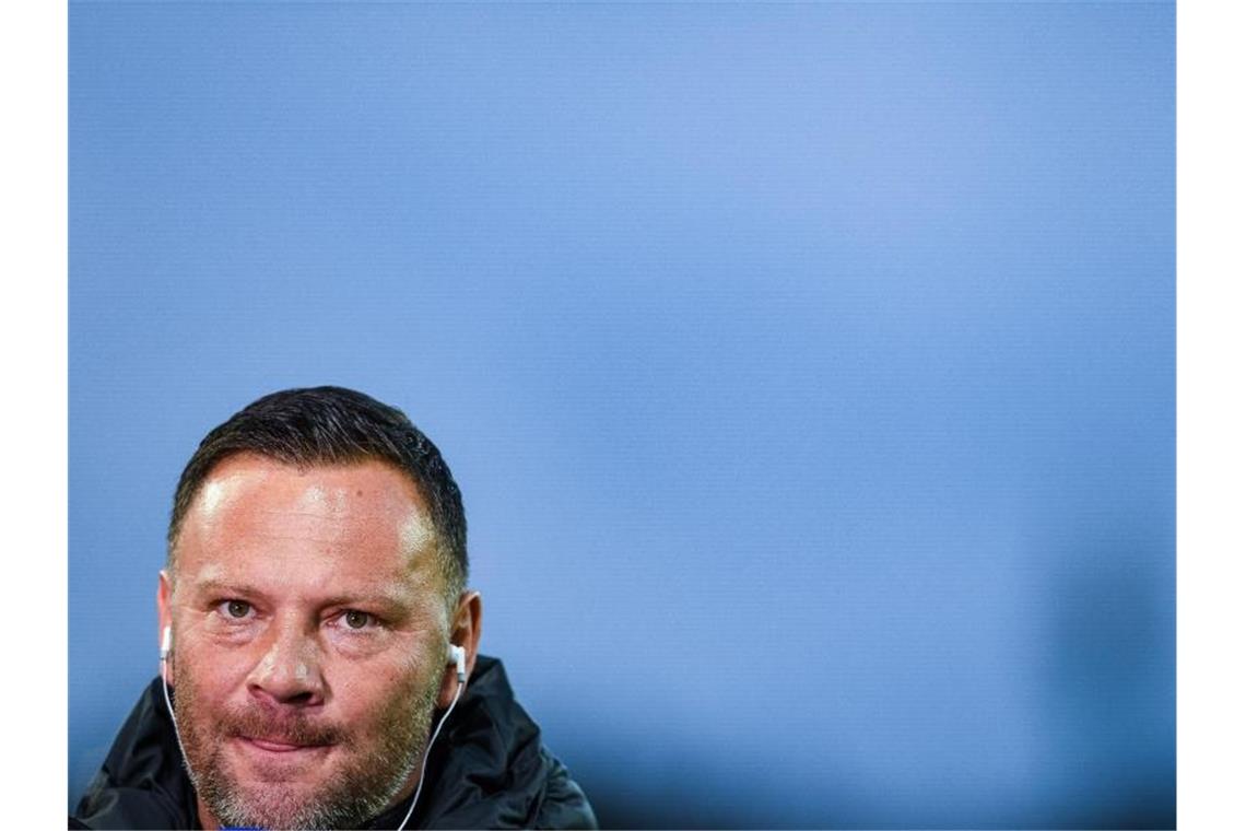 Spiegelbild Hoffenheim: Hertha-Trainer will Sieg-Premiere Berlins Trainer Pal Dardai steht vor dem Spiel am Spielfeldrand. Foto: Guido Kirchner/dpa