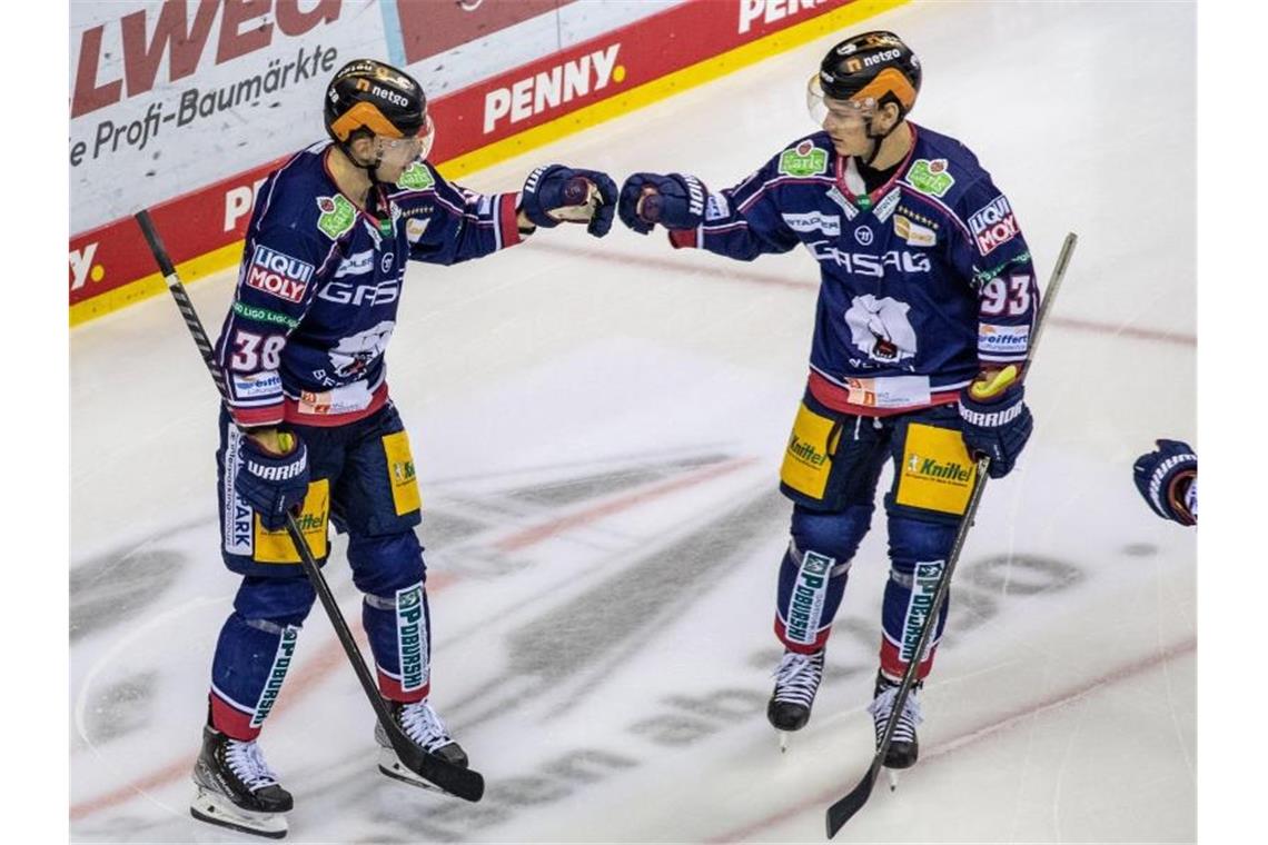 Berlins Yannick Veilleux (l) klatscht sich nach seinem Treffer zum 1:0 mit Teamkollege Leo Pföderl ab. Foto: Andreas Gora/dpa