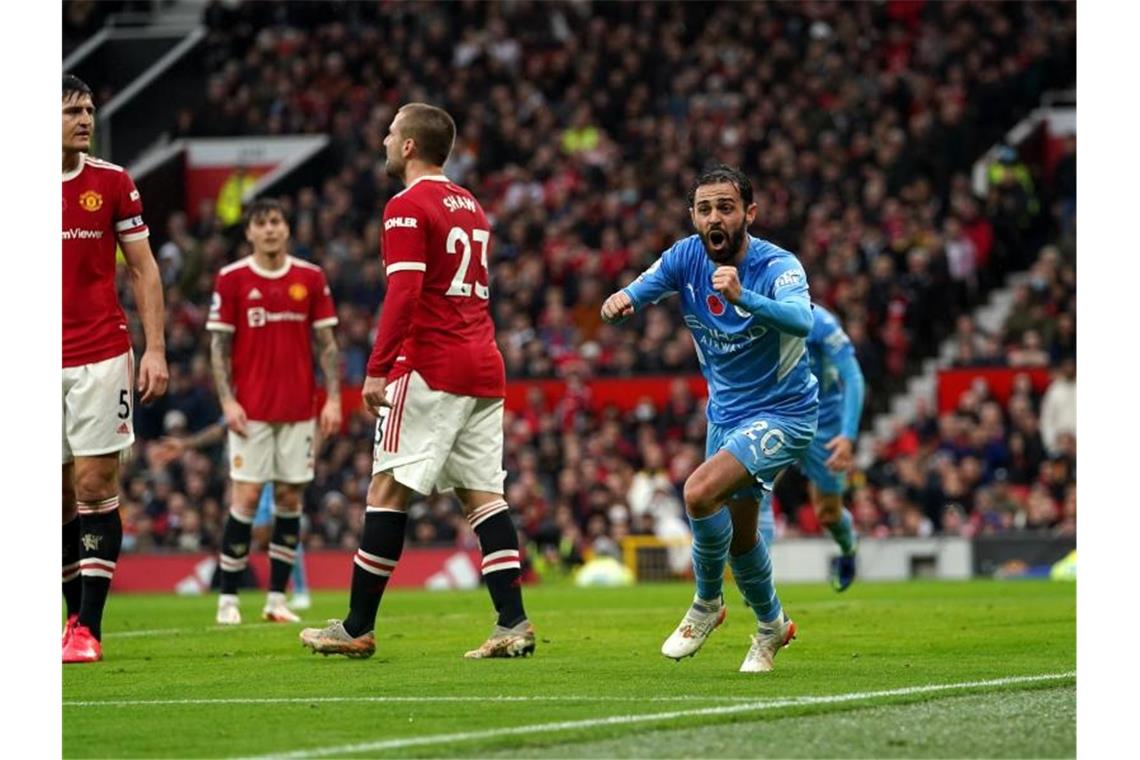 Neuer Rückschlag für Man United: Derby-Pleite gegen Man City Bernardo Silva (r) traf im Manchester-Derby zum 2:0 für City. Foto: Martin Rickett/PA Wire/dpa