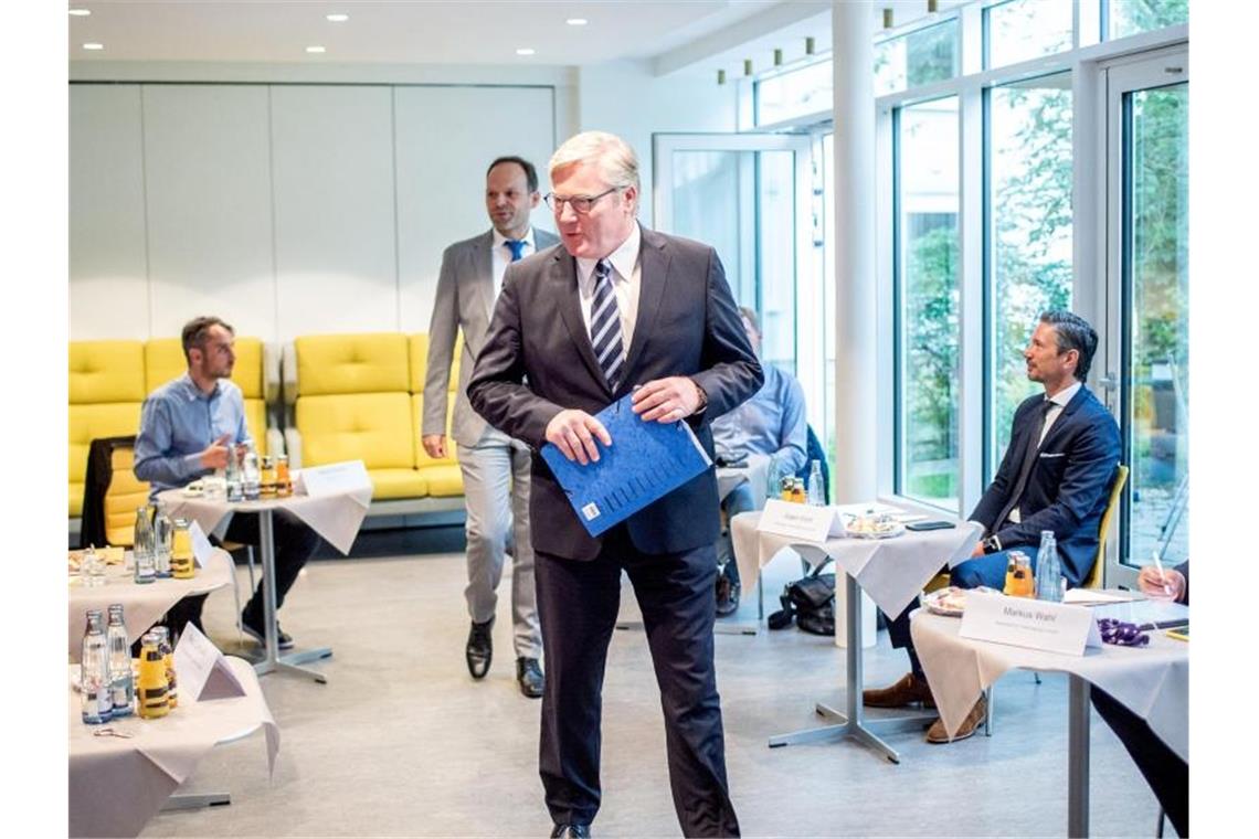 Bernd Althusmann (CDU, M), Wirtschaftsminister in Niedersachsen, kommt zu einer Gesprächsrunde mit Akteuren aus der Flugbranche. Foto: Hauke-Christian Dittrich/dpa