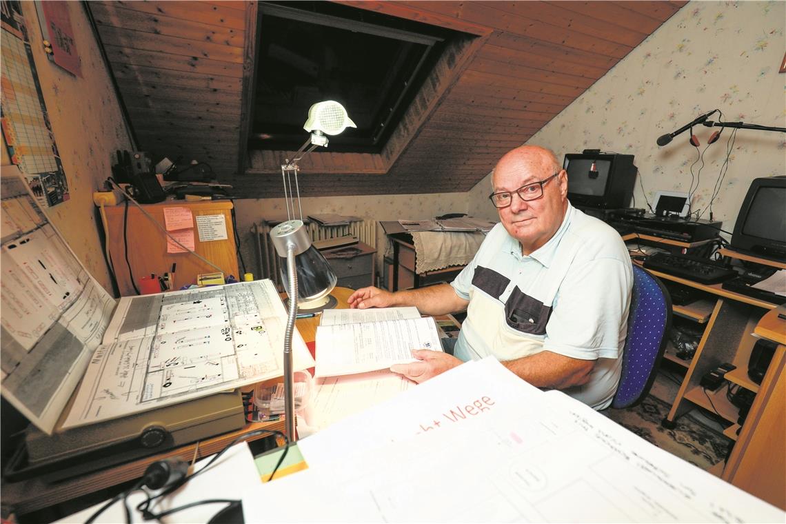 Auch Hobbykünstler haben es nicht leicht Bernd Bauer sitzt über den Plänen und tüftelt aus, wer was wo, in welcher Breite, mit Fenster oder ohne, mit oder ohne Stromanschluss, ausstellen darf. Foto: A. Becher