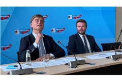 Bernd Baumann (links) wiederholte vor Journalisten AfD-Vorwürfe, die Kandidatin sei eine Enteignungsbefürworterin und für eine „radikale Klimapolitik“.