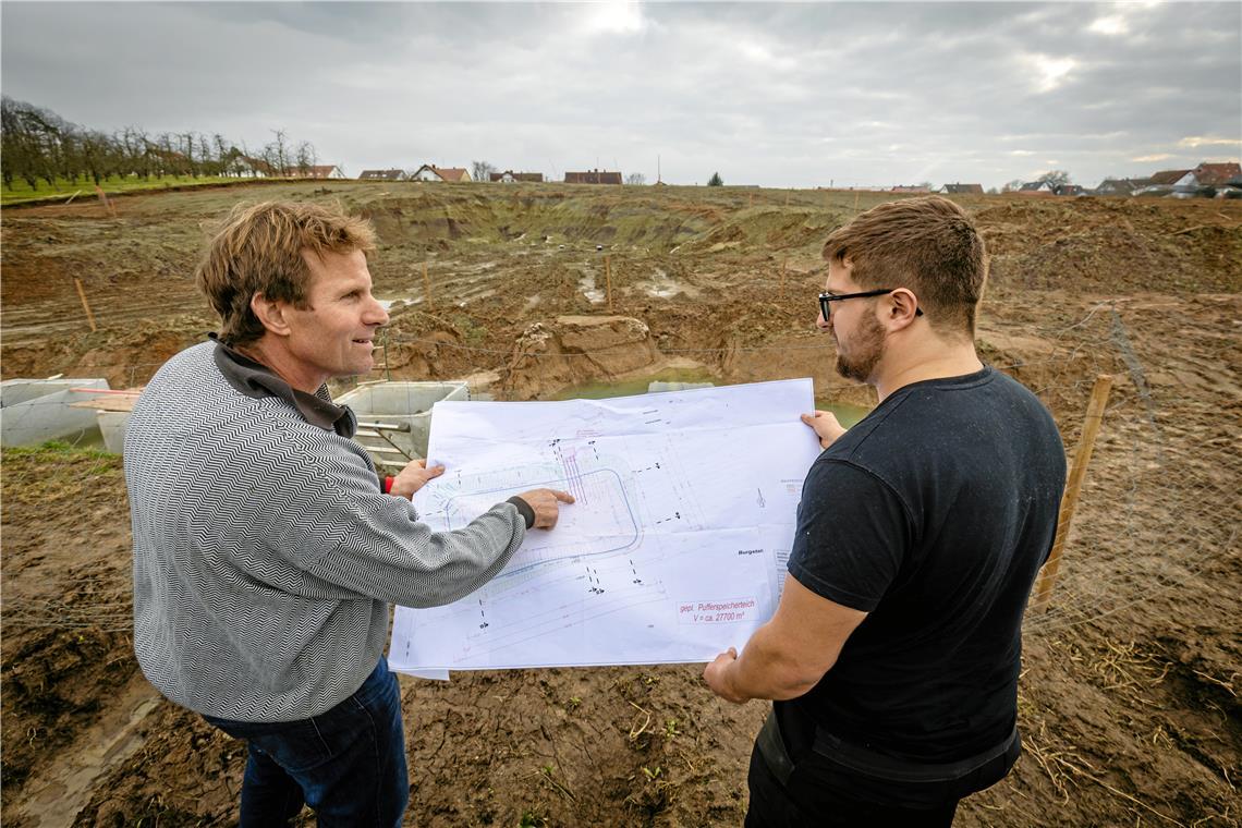Bernd Bollinger (links) und sein Sohn Lukas stehen in etwa an der Stelle des geplanten Teichs, an der später das kleine Pumpenhäuschen gebaut werden wird.