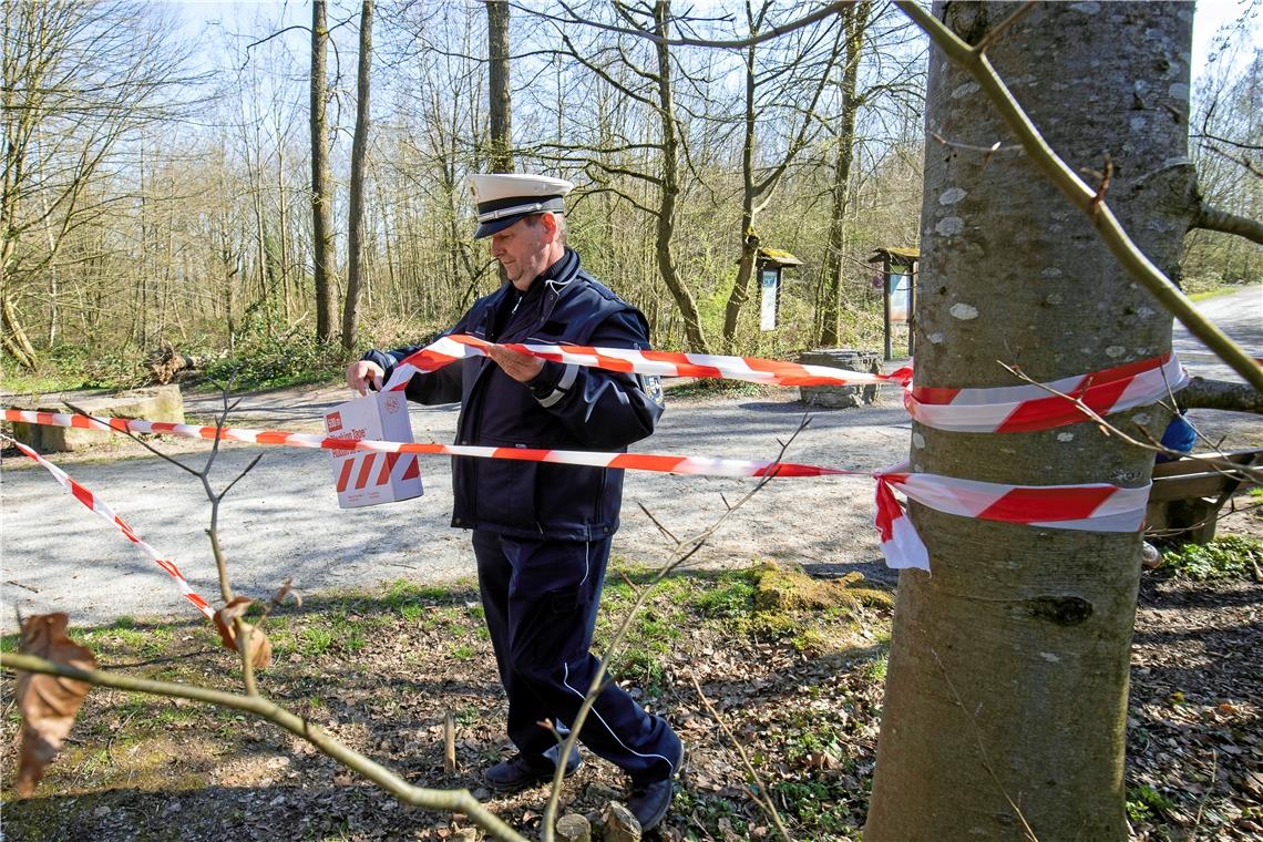 Bernd Bracher vom Backnanger Ordnungsamt bringt neue Flatterbänder an den Zugängen zum Plattenwald-Spielplatz an. Foto: A. Becher