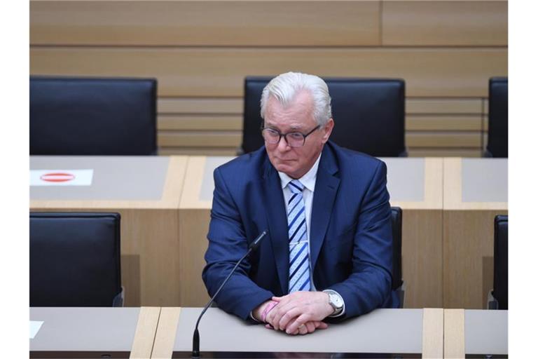 Bernd Gögel, Spitzenkandidat der AfD, mit Mundschutz. Foto: Felix Kästle/dpa/Archivbild