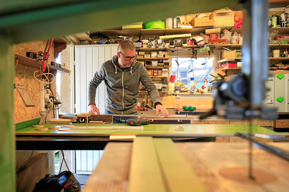 Bernd Kazenwadel entwickelt und baut in seiner Werkstatt Spiele aus Holz. Foto: A. Becher