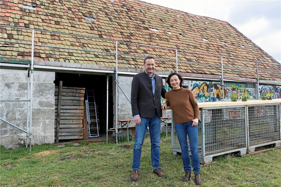 Bernd Knödler und Monika Kaiser wünschen sich, dass die alte Kelter in Bruch nach der Restaurierung ein Platz für Begegnung und besondere Events wird. Foto: J. Fiedler