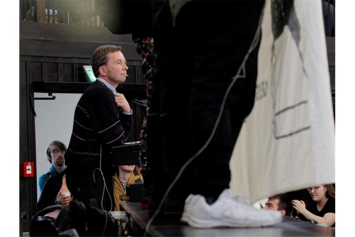 AfD-Mitgründer Lucke lässt seine Verfassungstreue prüfen Bernd Lucke versucht, in einem Hörsaal der Uni Hamburg seine Antrittsvorlesung zu halten. Foto: Markus Scholz/dpa