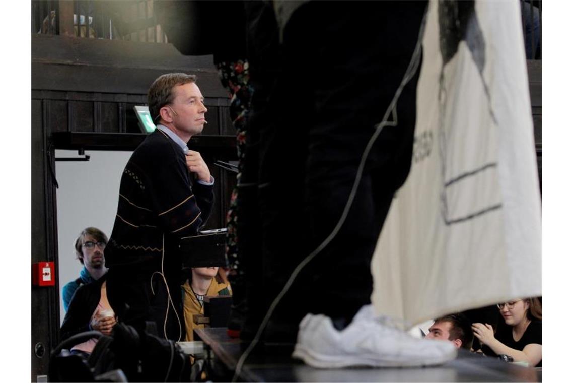 Bernd Lucke versucht, in einem Hörsaal der Uni Hamburg seine Antrittsvorlesung zu halten. Foto: Markus Scholz/dpa