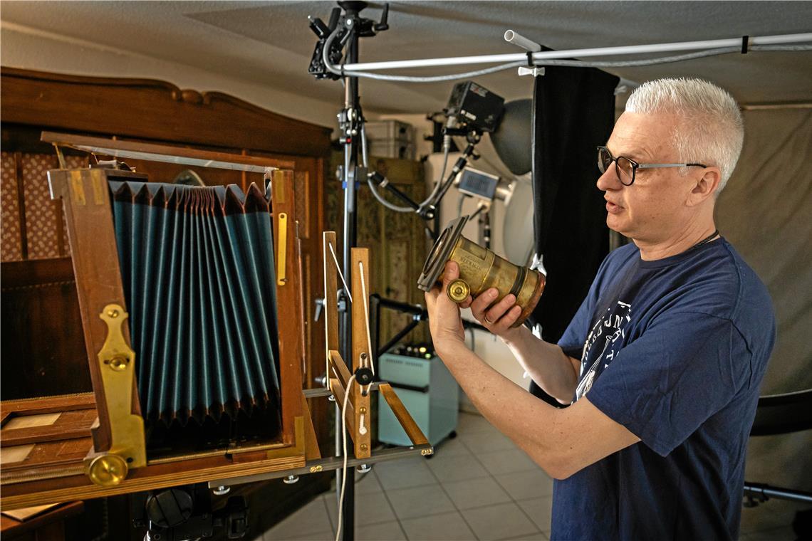 Nassplattenfotografie: Seelenbilder mit nostalgischem Charme Bernd Mayer setzt in seine historische Kamera das passende Objektiv zum geplanten Bildaufbau ein. Fotos: Alexander Becher