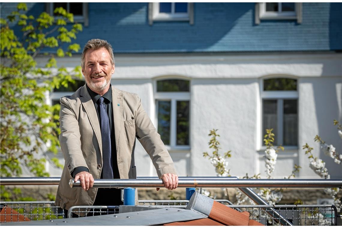 Bernd Messinger vor dem „Blauen Haus“ auf der Erlacher Höhe: Als Verwaltungsleiter, kaufmännischer Geschäftsführer und Vorstand war der Murrhardter hier 37 Jahre lang für die Finanzen zuständig.Foto: A. Becher