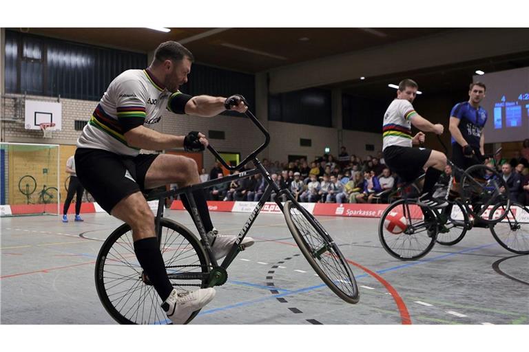 Kunstradfahren und Radball – eine elektrisierende Mischung Bernd Mlady (re.) ist mit Raphael Kopp in Göppingen am Start.