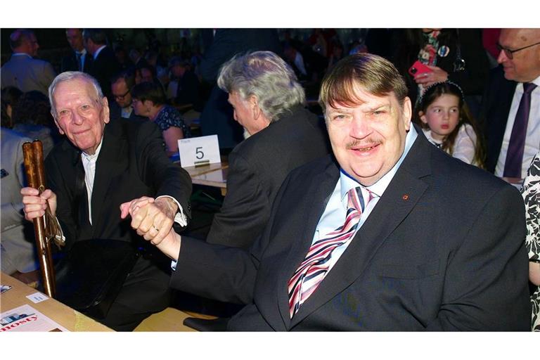 Bernd Posselt (r), Sprecher der Sudetendeutschen Volksgruppe, mit dem Schriftsteller Milan Uhde (l), dem diesjährigen Preisträger des Europäischen Karlspreises der Sudetendeutschen, an einem Tisch.