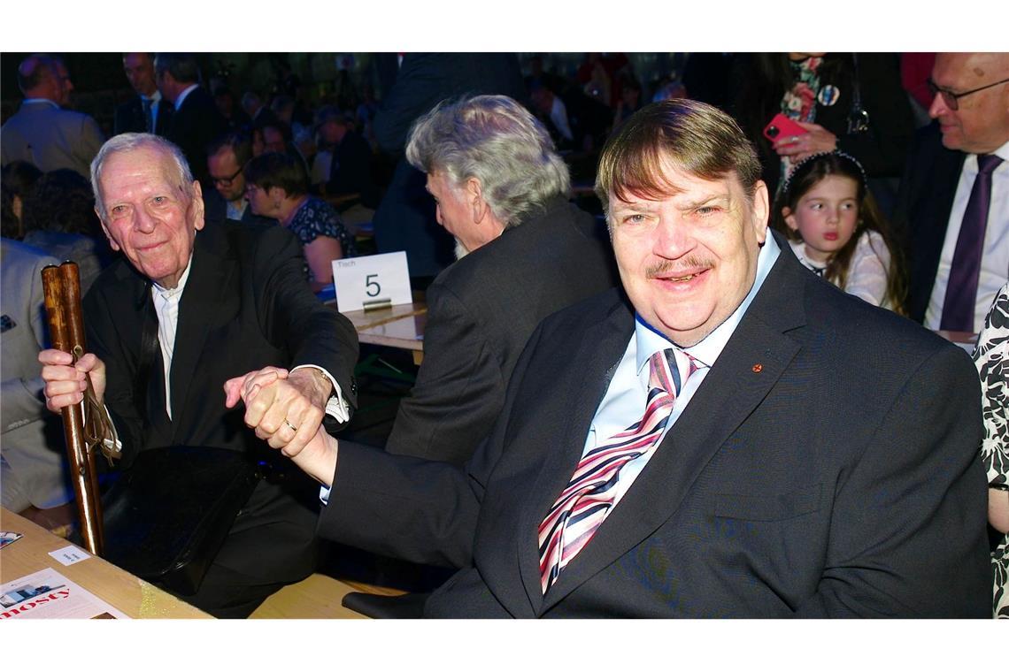 Bernd Posselt (r), Sprecher der Sudetendeutschen Volksgruppe, mit dem Schriftsteller Milan Uhde (l), dem diesjährigen Preisträger des Europäischen Karlspreises der Sudetendeutschen, an einem Tisch.