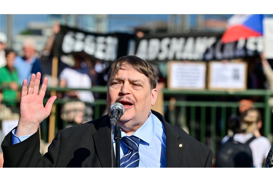 Bernd Posselt von der Sudetendeutschen Volksgruppe spricht bei der Gedenkfeier für die Opfer des Holocaust an dem Ort, von dem aus die jüdischen Transporte aus Brünn abfuhren.