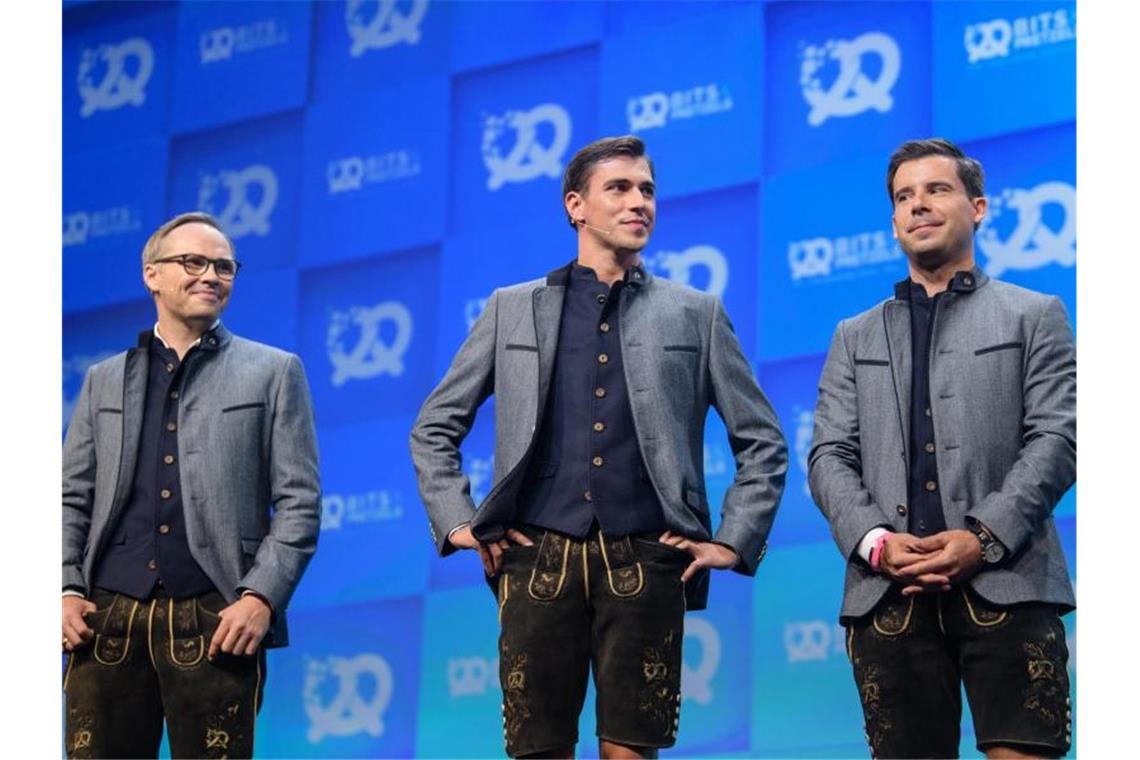 Bernd Storm van's Gravesande (l-r), Andreas Bruckschlögl und Felix Haas, Gründer der „Bits & Pretzels“, während der Eröffnung des Gründerfestival 2019. Foto: Matthias Balk/dpa