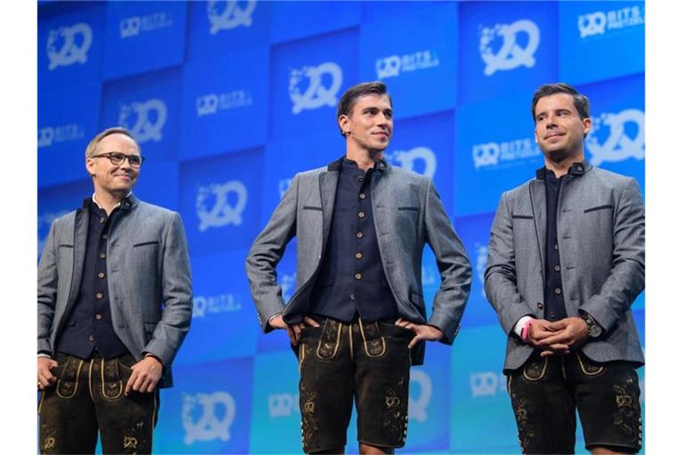 Bernd Storm van's Gravesande (l-r), Andreas Bruckschlögl und Felix Haas, Gründer der „Bits & Pretzels“, während der Eröffnung des Gründerfestival 2019. Foto: Matthias Balk/dpa