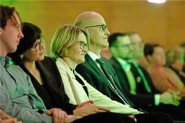 Bernhard Bühler und seine Frau Annabelle wurden nicht nur mit wertschätzenden Worten, sondern auch mit zahlreichen Geschenken bedacht. Fotos: Alexander Becher