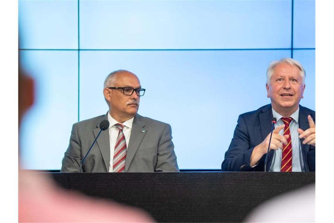 Zusätzliche 1,8 Milliarden Euro zu wenig für Hochschulen? Bernhard Eitel (l) spricht während einer Pressekonferenz der baden-württembergischen Hochschulen und Universitäten. Foto: Sebastian Gollnow/dpa