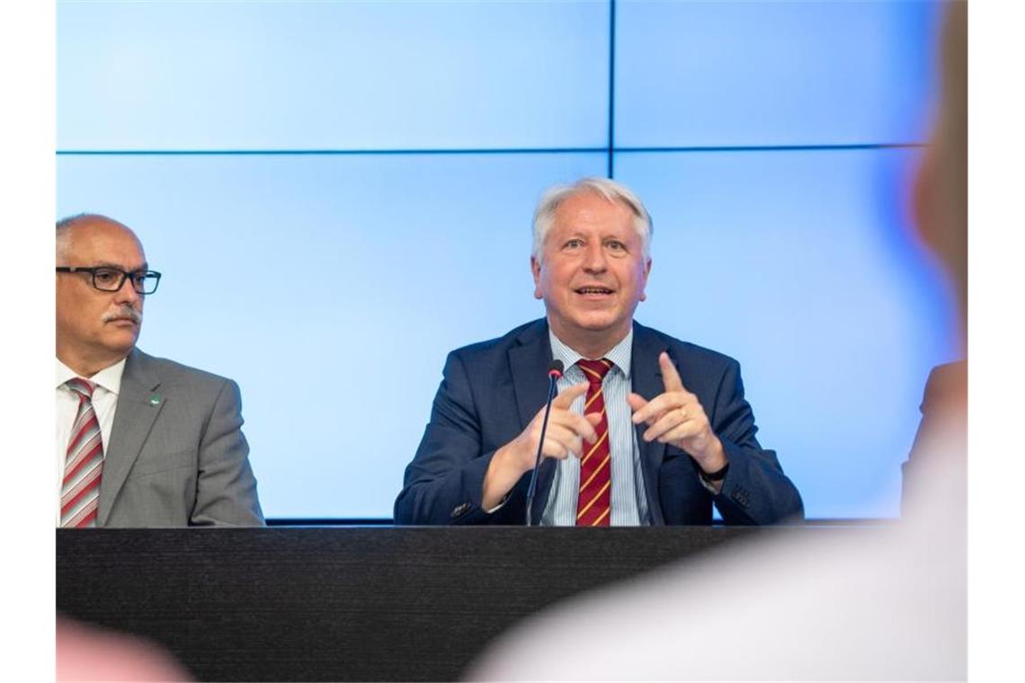 Bernhard Eitel (r) spricht während einer Pressekonferenz und sitzt neben Bastian Kaiser. Foto: Sebastian Gollnow