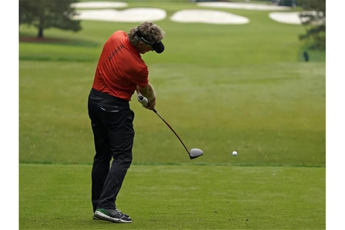 Golf-Senior Langer sorgt beim Masters für Rekorde Bernhard Langer spielte eine starke erste Runde beim Masters. Foto: Charlie Riedel/AP/dpa